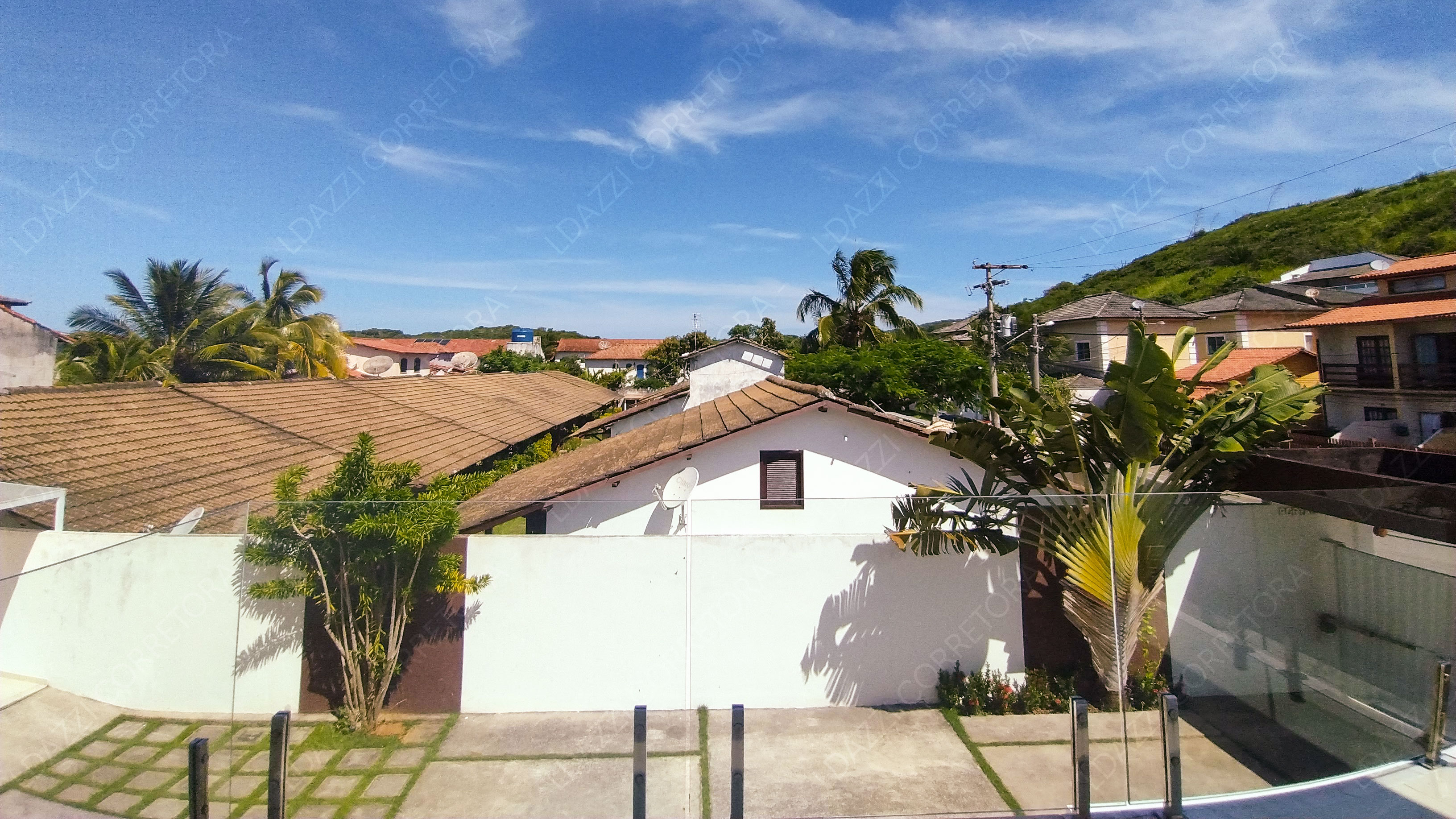 Piscina com cascata e fachadas do Condomínio Aurum Pescatore sob luz natural suave