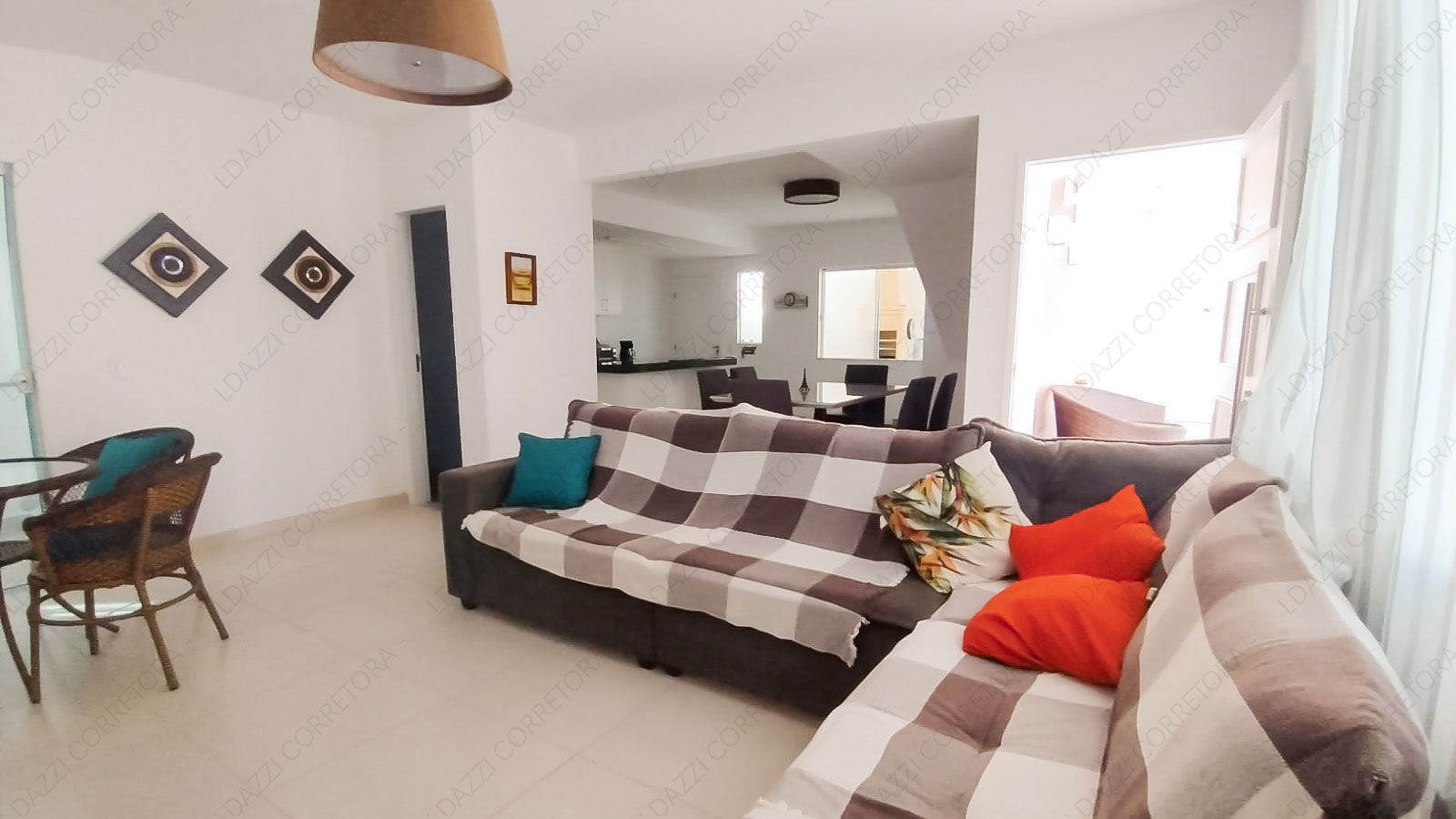 Area de estar, jantar e cozinha integradas.