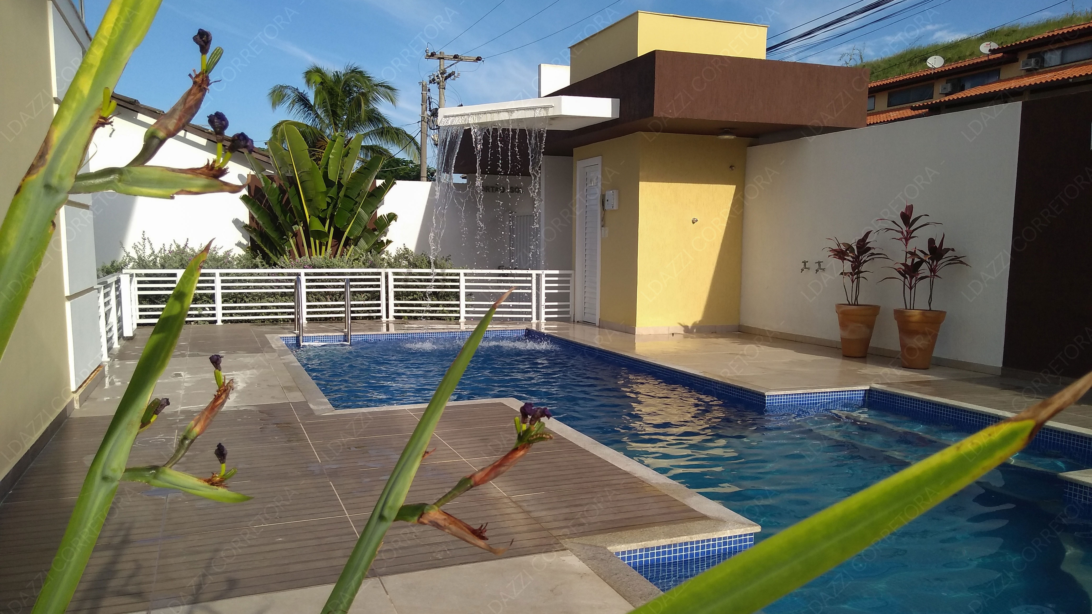 Área de lazer com piscina e paisagismo tropical no Condomínio Aurum Pescatore