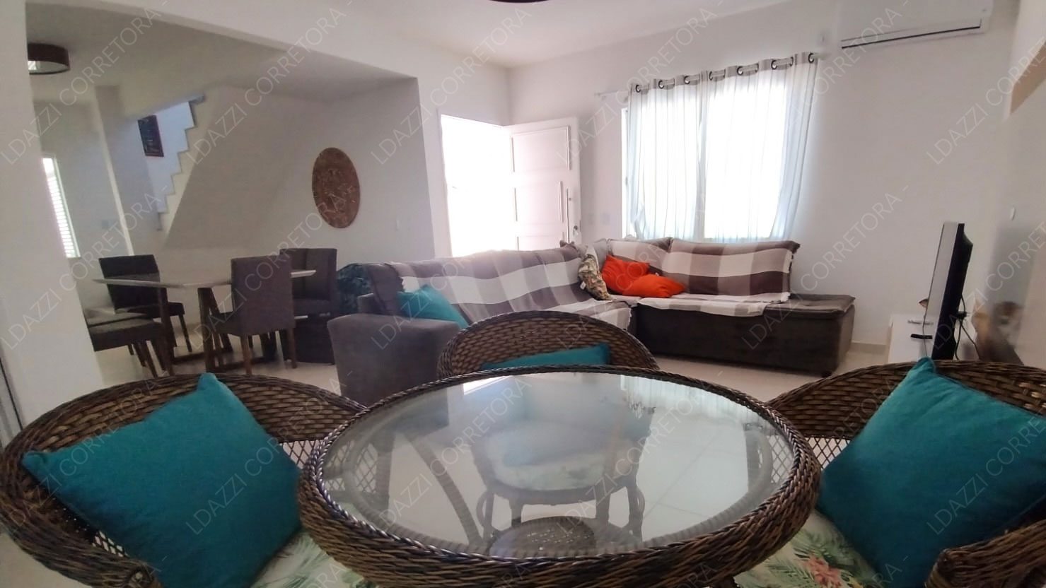 Sala integrada e iluminada naturalmente