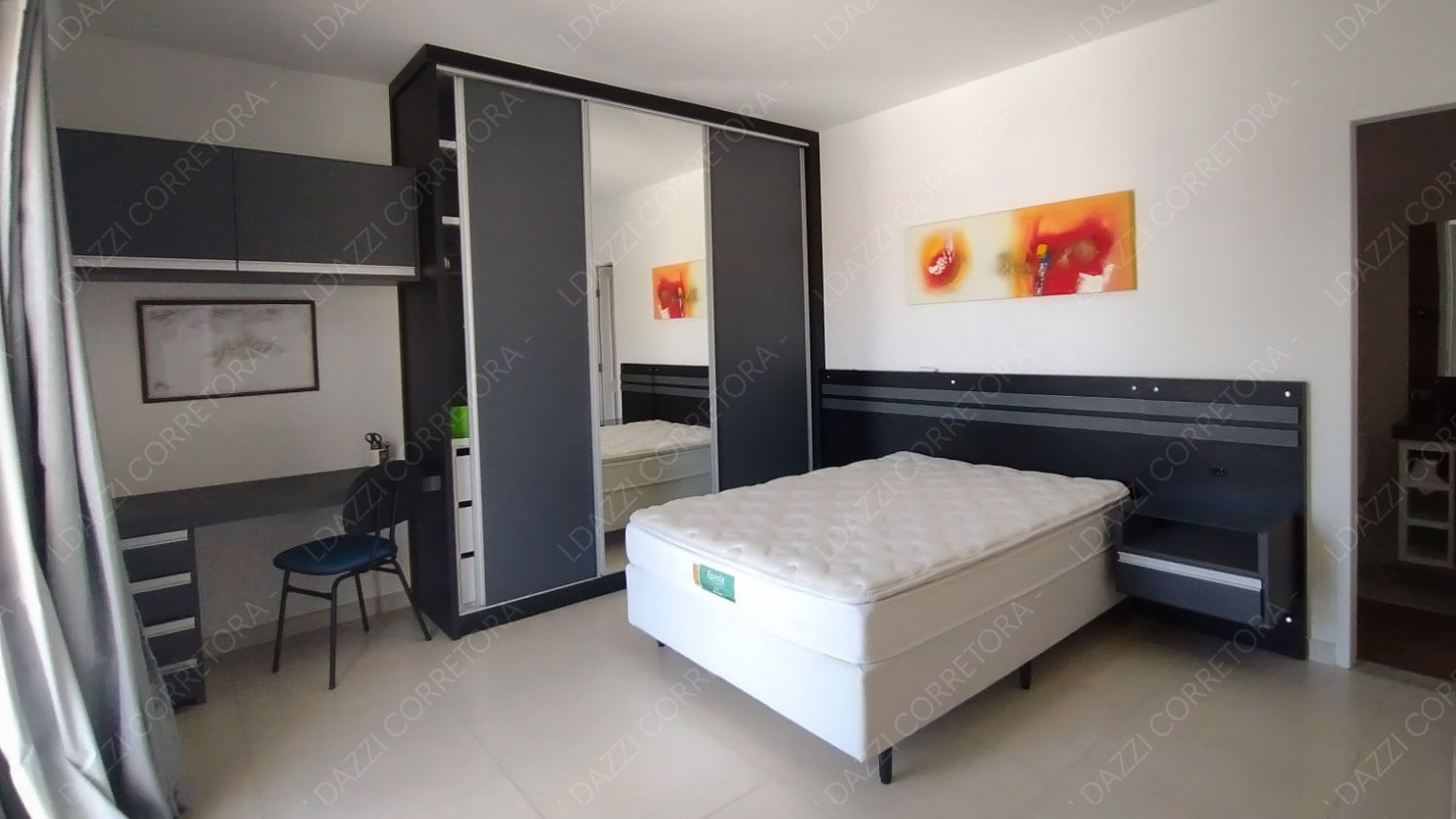 Suíte principal com varanda voltada para o sol da manhã